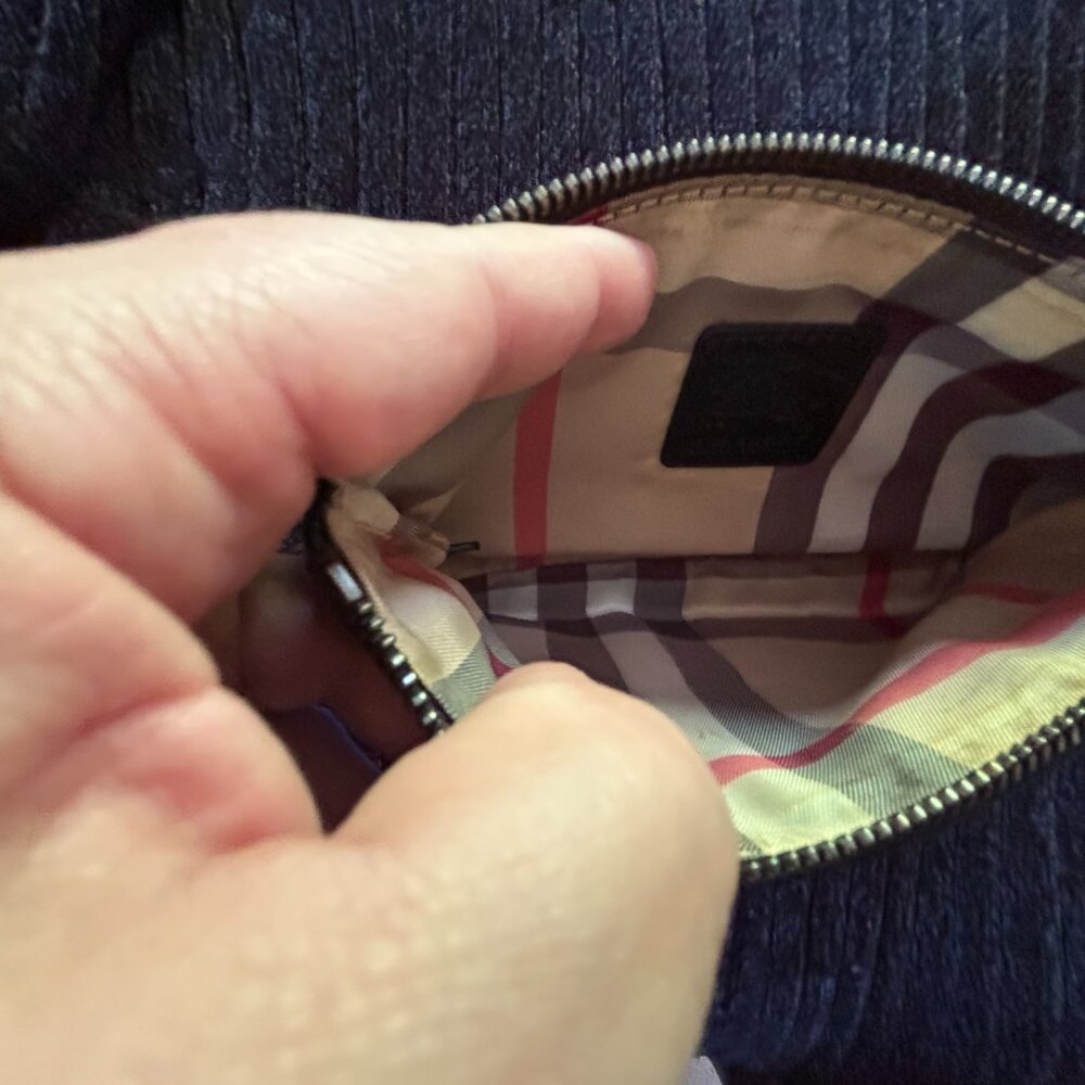 Authentic Burberry pouch - Picture 8 of 10